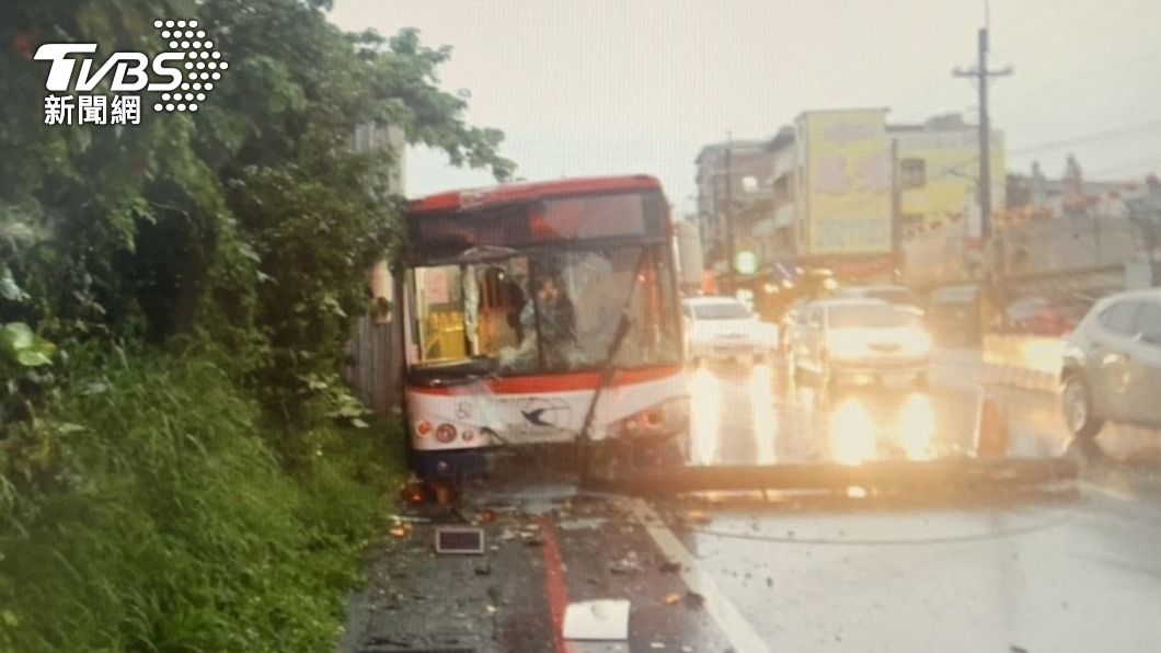 下雨坡路太滑 公車撞轎車「電桿也斷」7旬乘客牙齒斷裂