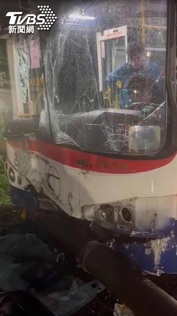 公車擋風玻璃碎裂。(圖/TVBS)