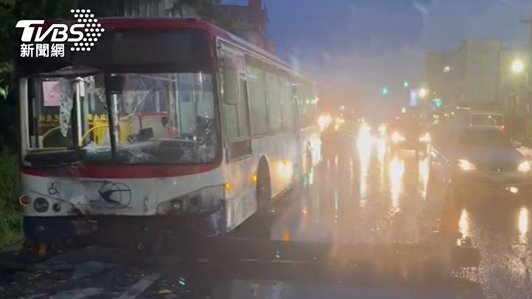 公車內一名婦人因撞擊造成牙齒斷裂。(圖/TVBS)