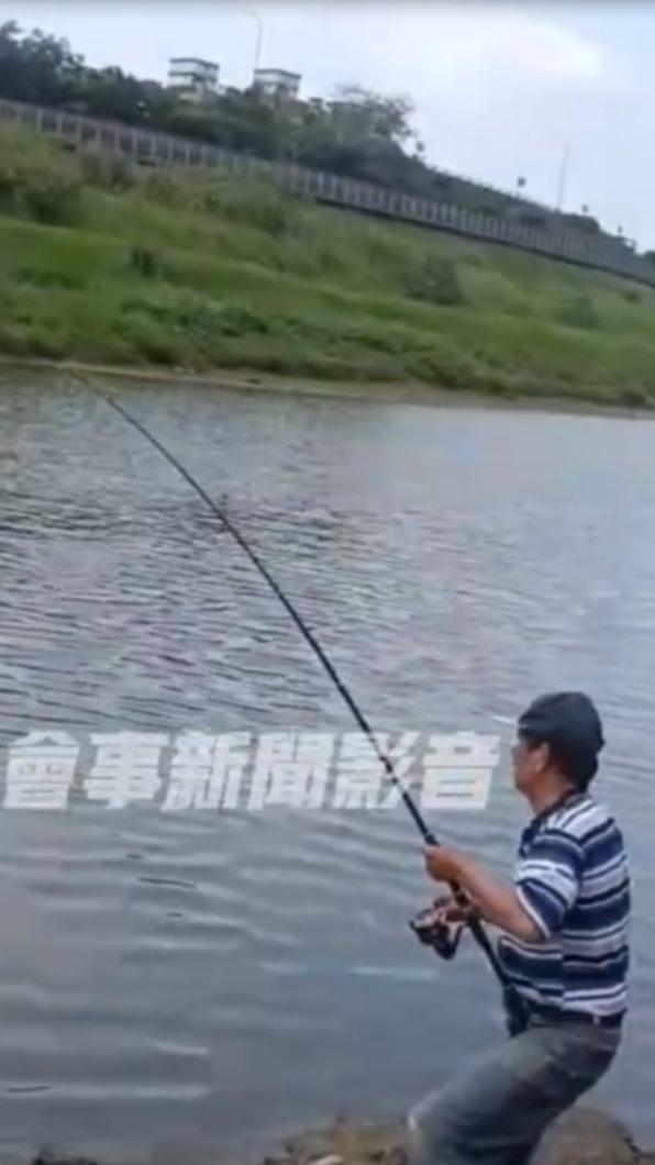 男子拋竿不到一分鐘烏鰡就咬餌。(圖/翻攝自社會事新聞影音)
