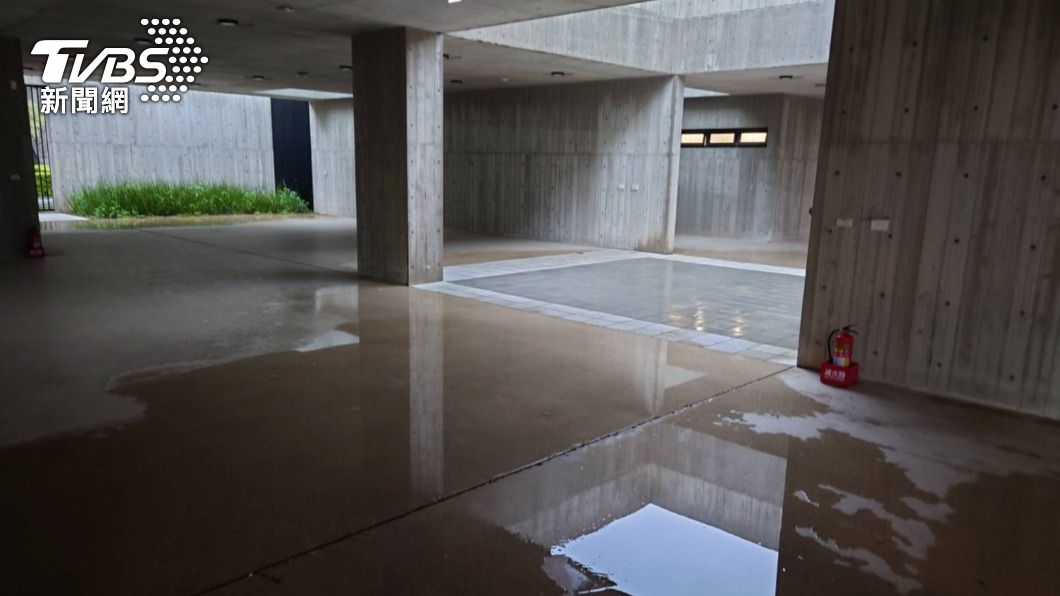 現場地面大灘積水。(圖/新竹市政府提供)