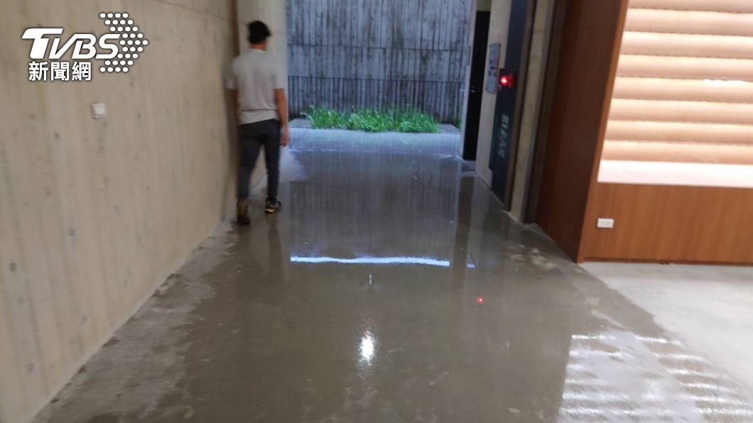 高市府調查,當初永恆之丘設計未充分考量新竹風雨如今大量積水。(圖/新竹市政府提供)