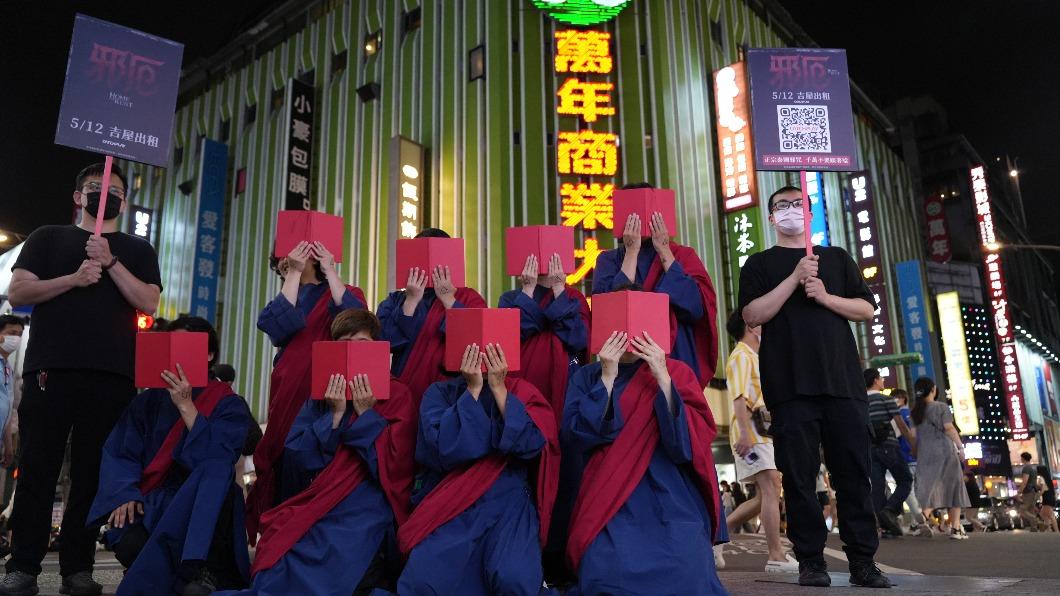 手持小紅書詭異狂晃好邪門! 「泰國誦咒團」現身街頭引圍觀