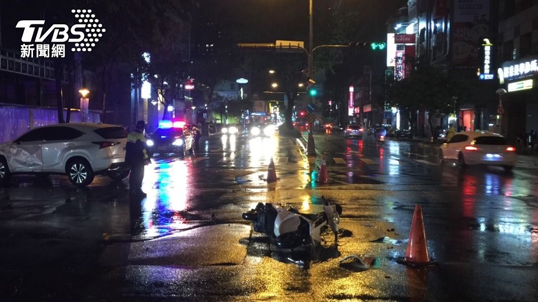 男大生疑深夜闖紅燈撞車倒地！下秒慘遭後車輾過送醫不治