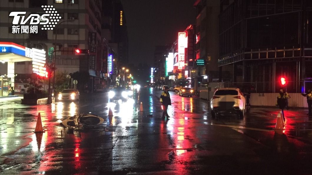洪男疑闖紅燈,與郭男發生碰撞後摔車倒地。(圖/警方提供)