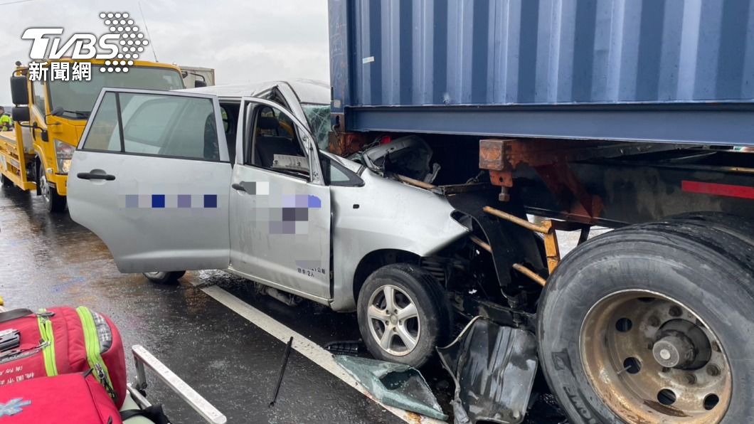 下雨視線不佳!男失控追撞「車頭塞進聯結車底」全爛變形