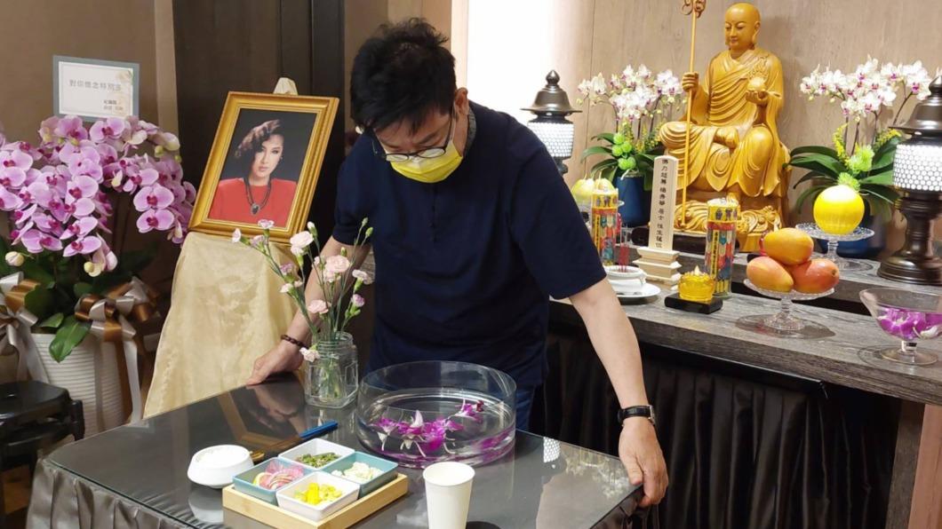楊慶煌和家人一起布置姊姊的追思會,楊小萍的遺照也隨之曝光。(圖/楊慶煌經紀人提供)