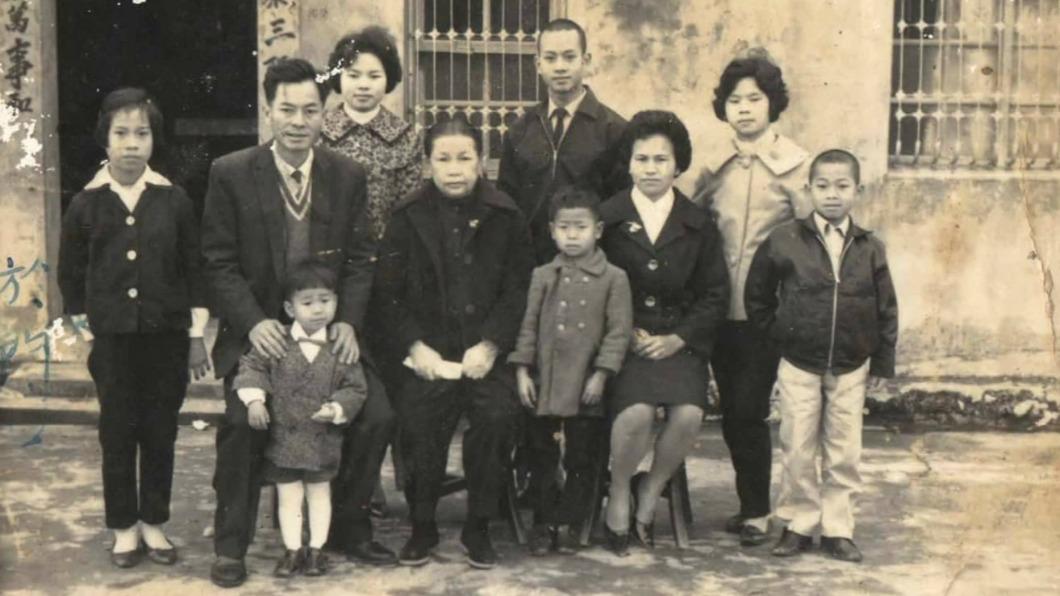 林玉魁年約40歲時與母親、妻子及7個孩子拍全家福。(圖/翻攝自蘇澳鎮公所臉書)