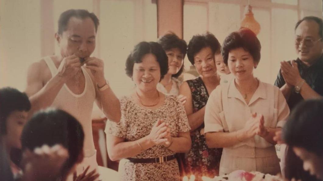 林玉魁替家人慶生時總會吹樹葉向眾人演奏。(圖/翻攝自蘇澳鎮公所臉書)