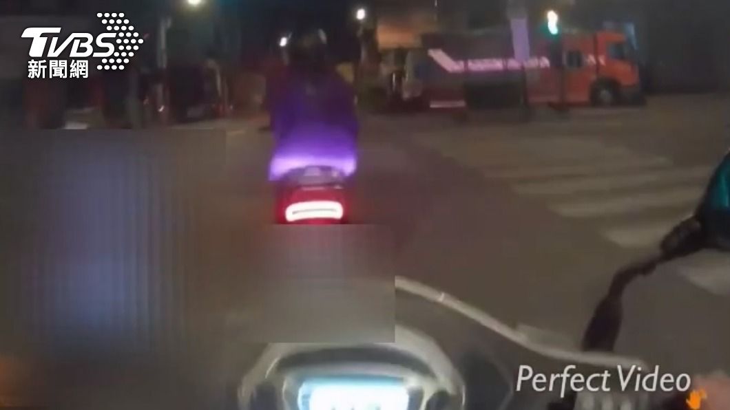 員警在前兩個路口發現女騎士闖紅燈。（圖／TVBS）