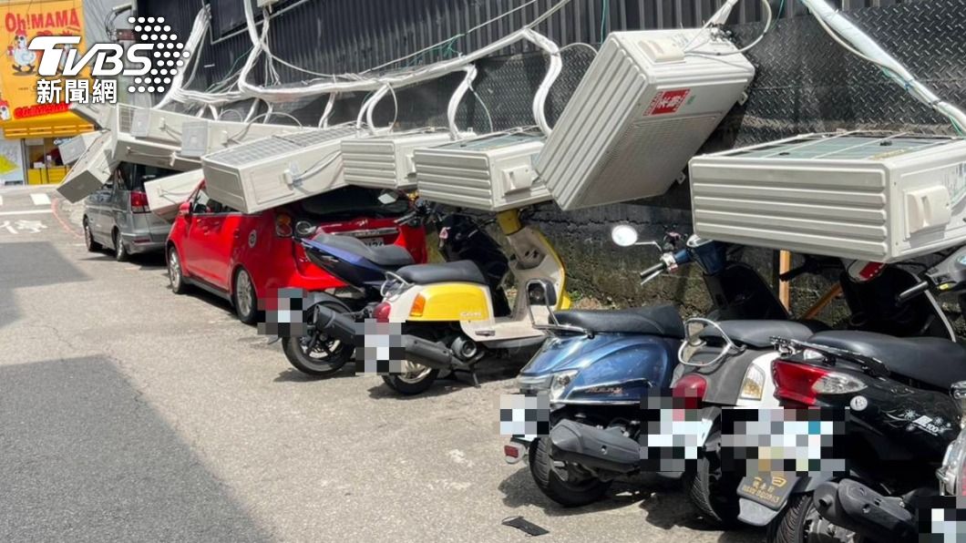 太重撐不住?逢甲商圈驚見13台冷氣倒一排 8車衰挨砸