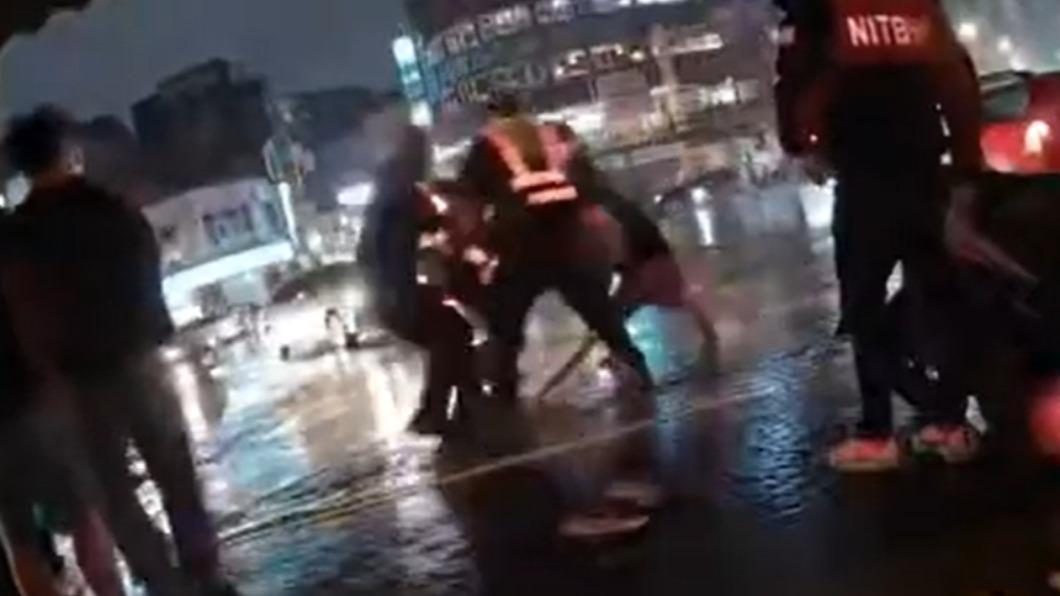 警臥底喬裝藏人群!非法移工遭壓制上銬 目擊者讚:超帥啦