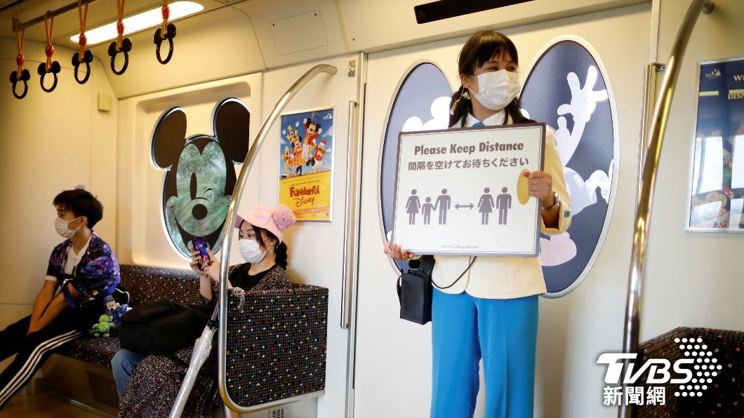 疫情後的東京迪士尼必須保持社交距離，與角色互動的樂趣大減。（圖／達志影像路透社）