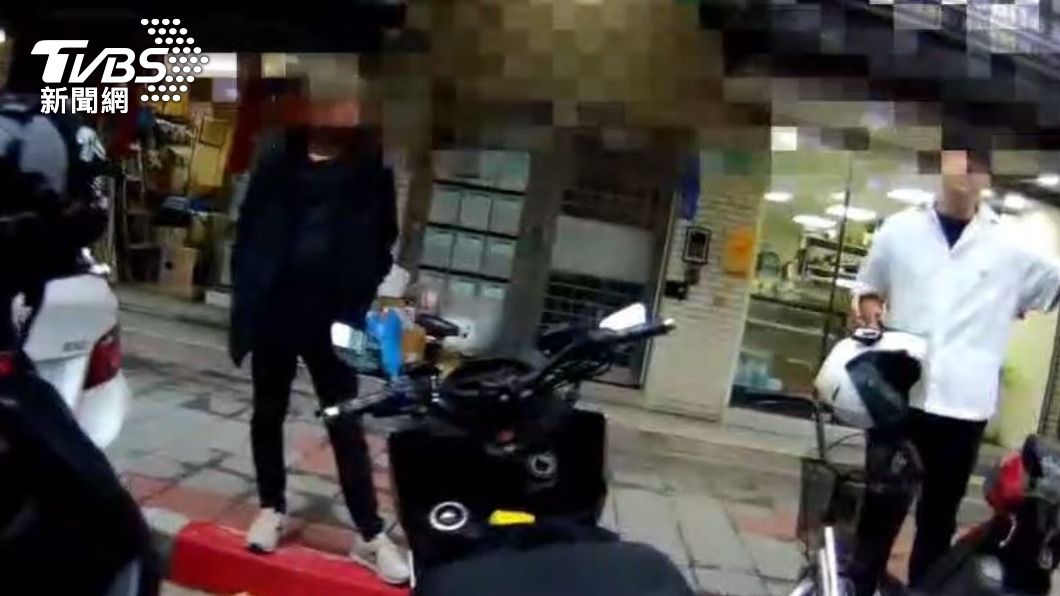 近距離內側超車男子飆國罵 反被騎士追車跳針嗆:要拚嗎