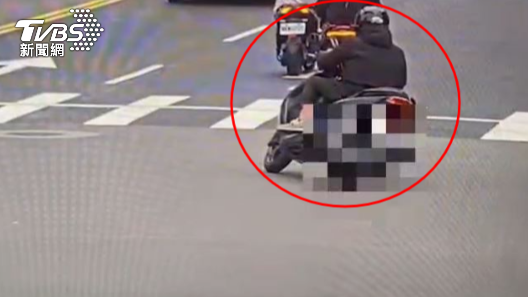 騎士從內側貼近超車。(圖/TVBS)