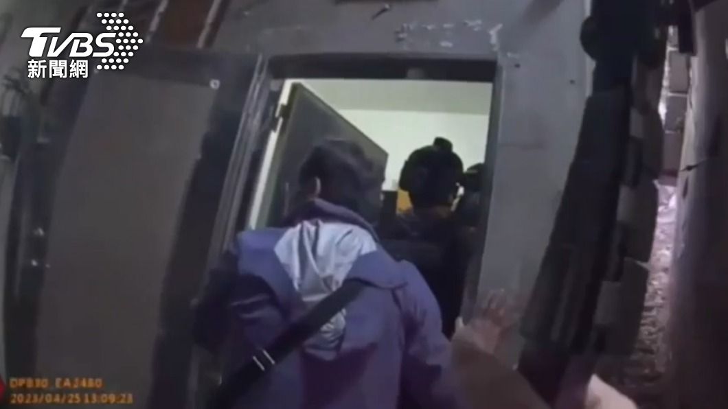 員警前往不法分子聚集場所攻堅。(圖/TVBS)