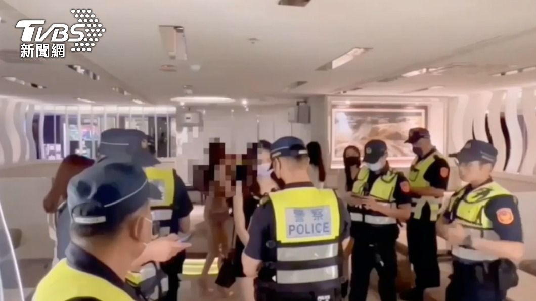 警方前往酒店大臨檢。(圖/TVBS)