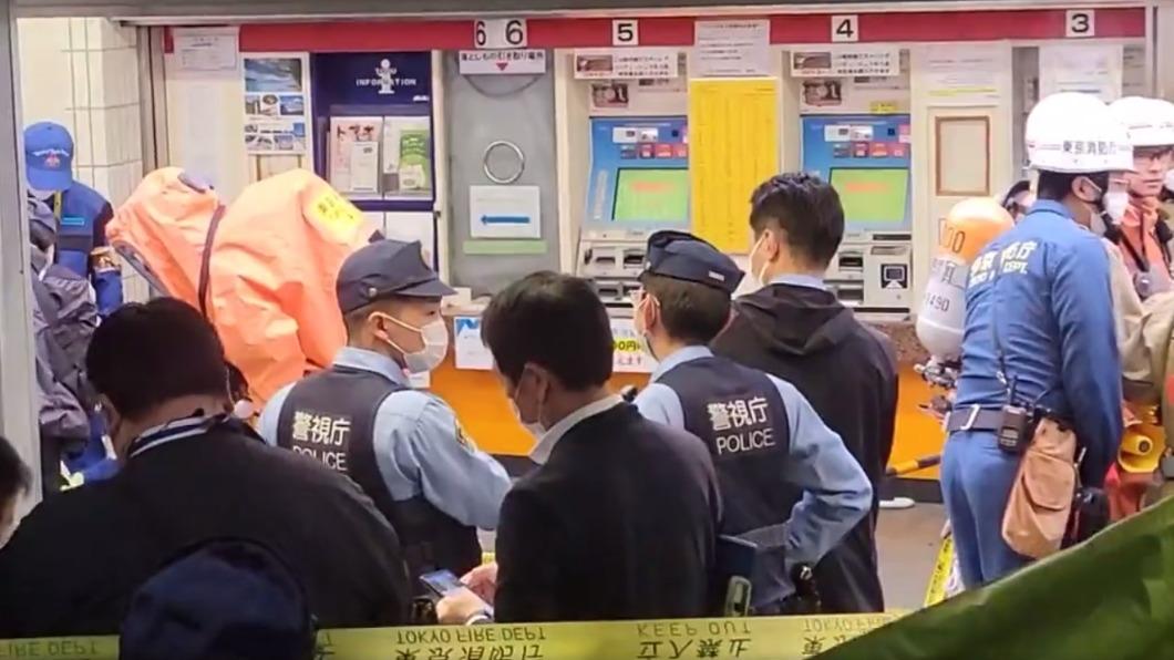 日本警方在現場圍起禁止進入的黃布條,詳細調查罐內成分。(圖/翻攝自@bakusai_sub推特)