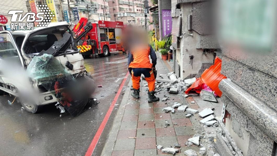 剛拿到手排車駕照!小貨車「S型飄移」撞柱 2人傷送醫