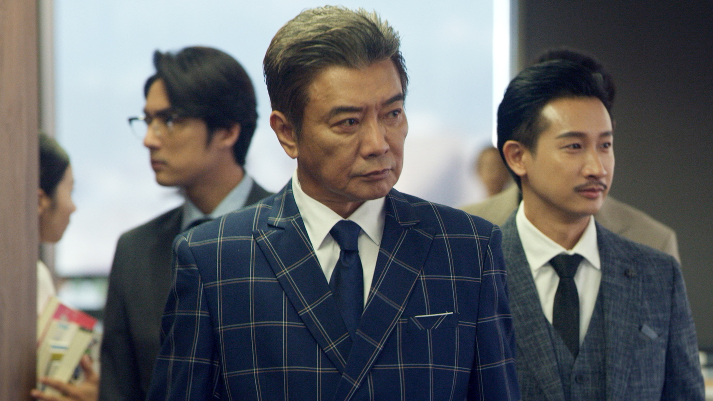 張佩華(中)飾演京勤所長余家祥,也是邱凱偉(右)的爸爸。(圖/群之噰傳播提供)