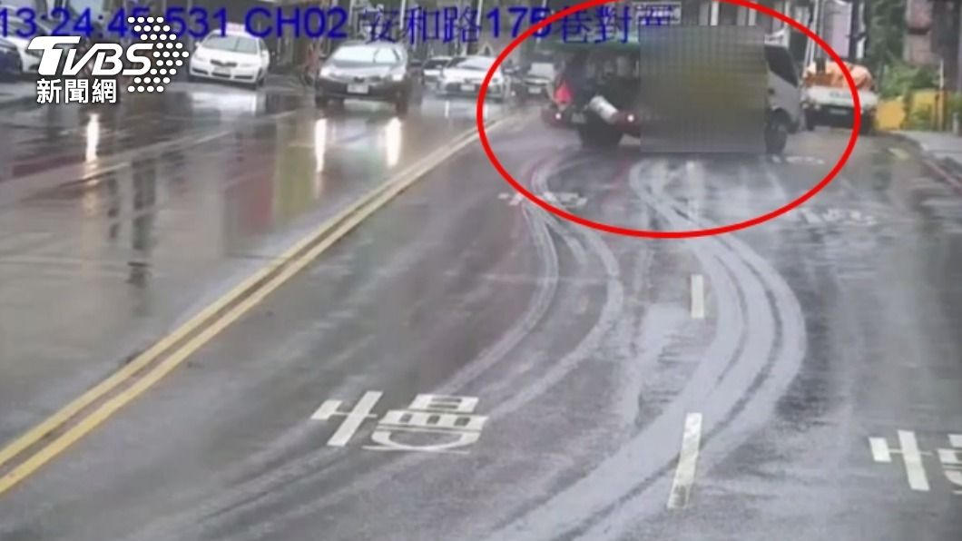 小貨車S型飄移撞進騎樓。(圖/TVBS)