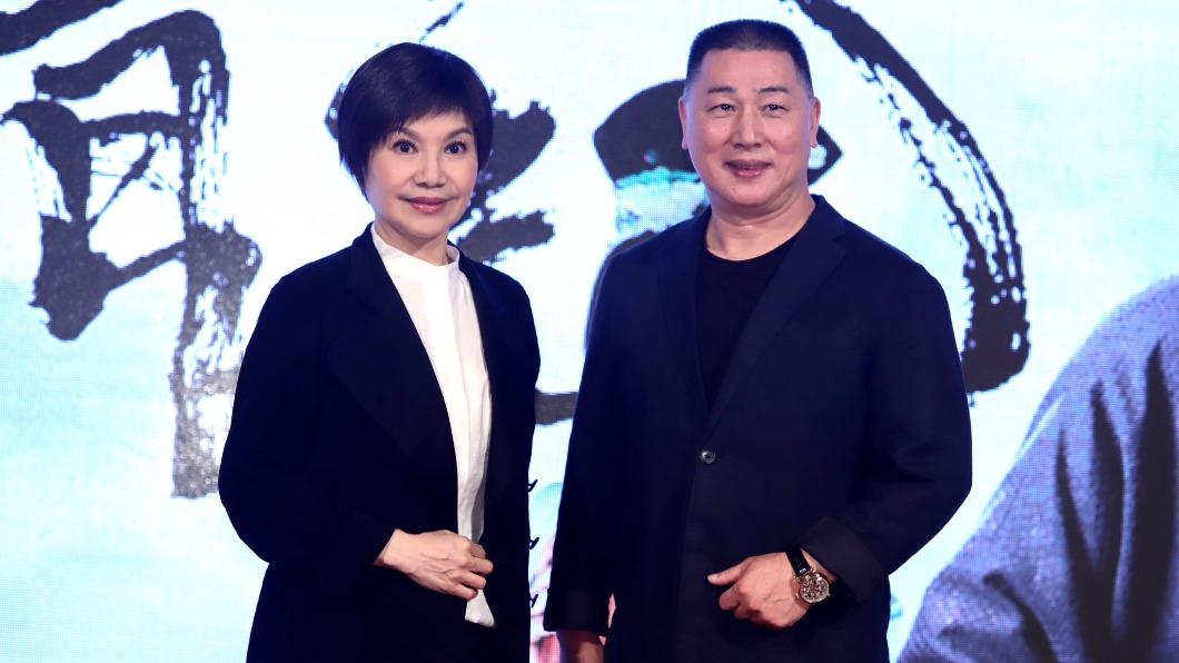 唐美雲(左)再度邀請唐文華挑戰演出歌仔戲。(圖/民視提供)