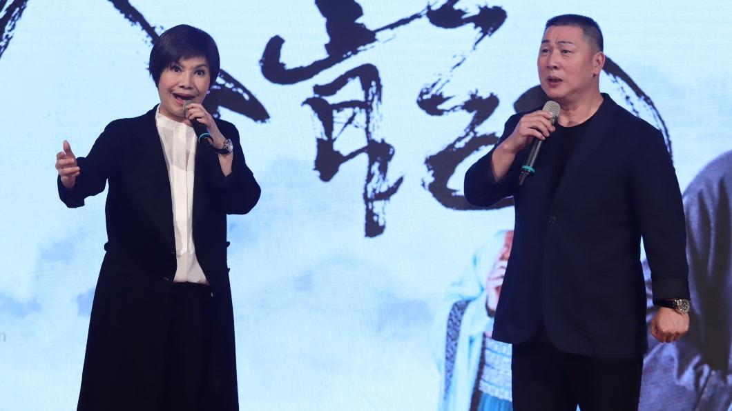 唐美雲(左)與唐文華現場小秀戲中橋段,展現歌仔戲唱功。(圖/民視提供)