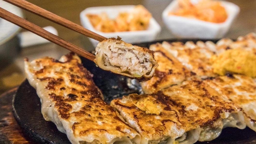 鍋貼外皮香酥薄脆,內餡飽滿多汁,沾醬、不沾醬都很好吃!(圖/大手牽小手。玩樂趣提供)