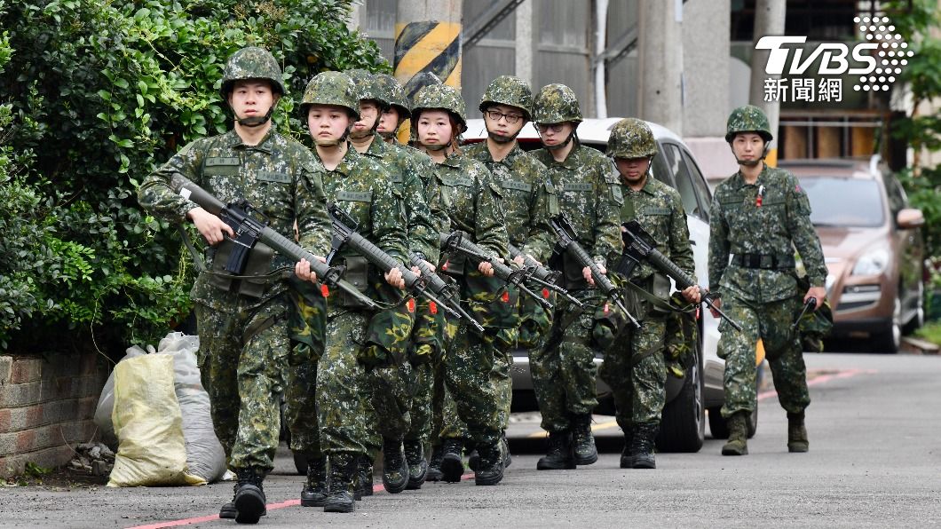 有圖/比照男性操課!首梯女性教召 女戰士5公里行軍畫面曝