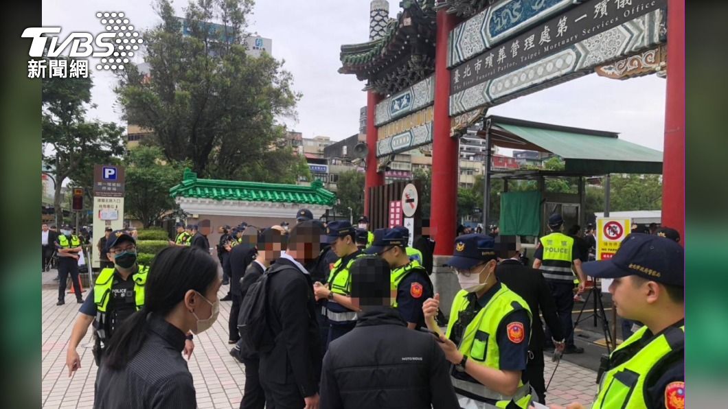 竹聯副幫主告別式!政商黑幫千名黑衣人致意 3百警維安