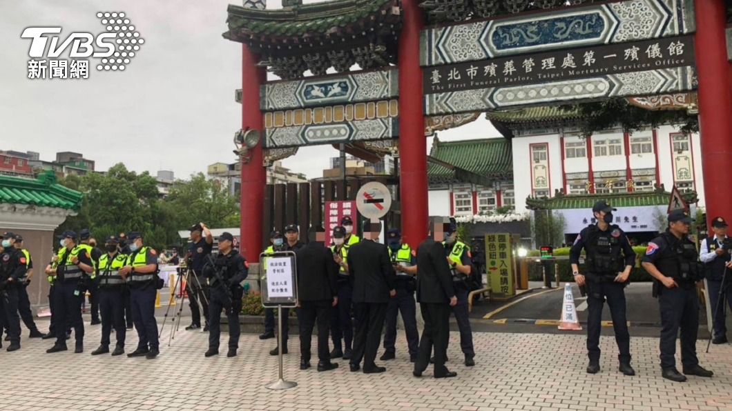 竹聯幫副幫主告別式,警方動員大批警力防止意外衝突。(圖/TVBS)