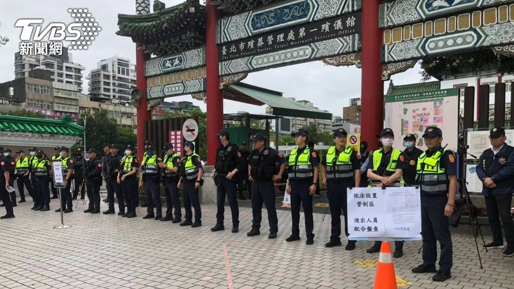 台北市警察局出動超過300名警力。(圖/TVBS)