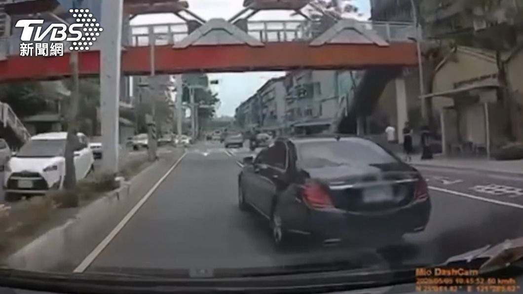 張男前車被按喇叭後開在二車道中間。(圖/TVBS)