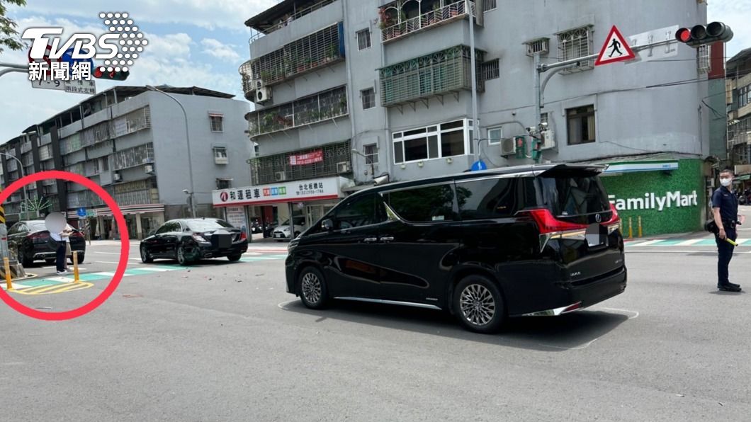 張男找來另輛車到場,後出許男心生畏懼提告。(圖/TVBS)