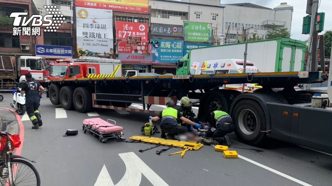 恐怖內輪差!聯結車撞腳踏車 男騎士差點被輾斃