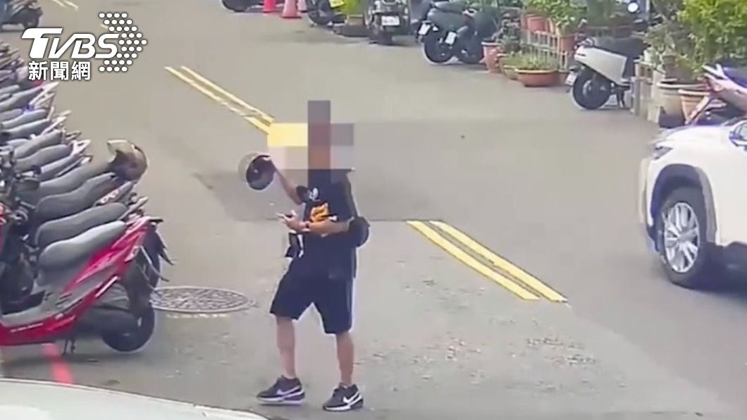 竊賊得手50萬元後徒步走到新竹火車站附近。(圖/警方提供)