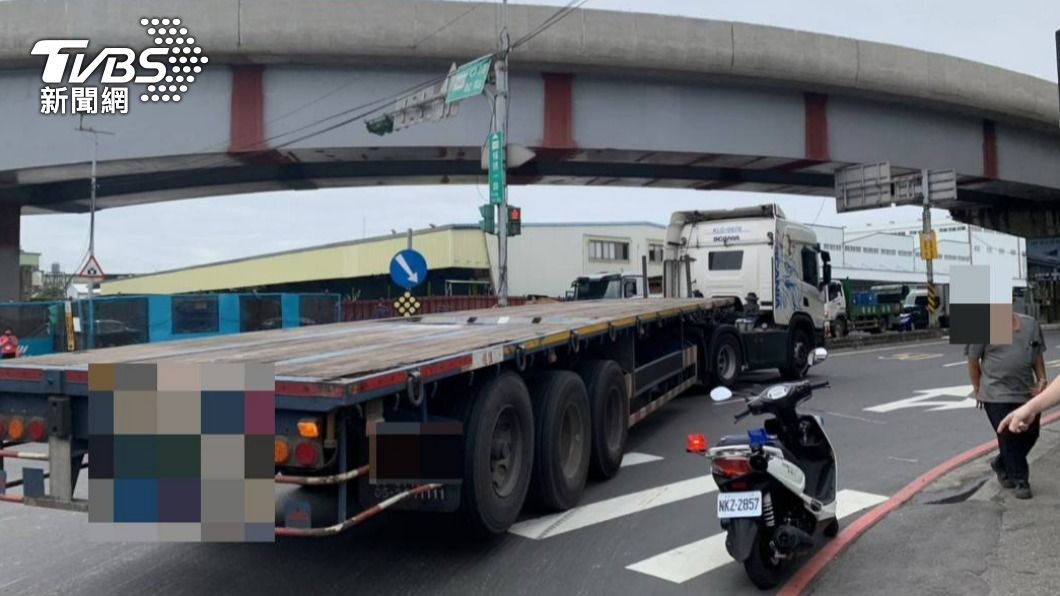 聯結車轉彎發生碰撞。(圖/TVBS)