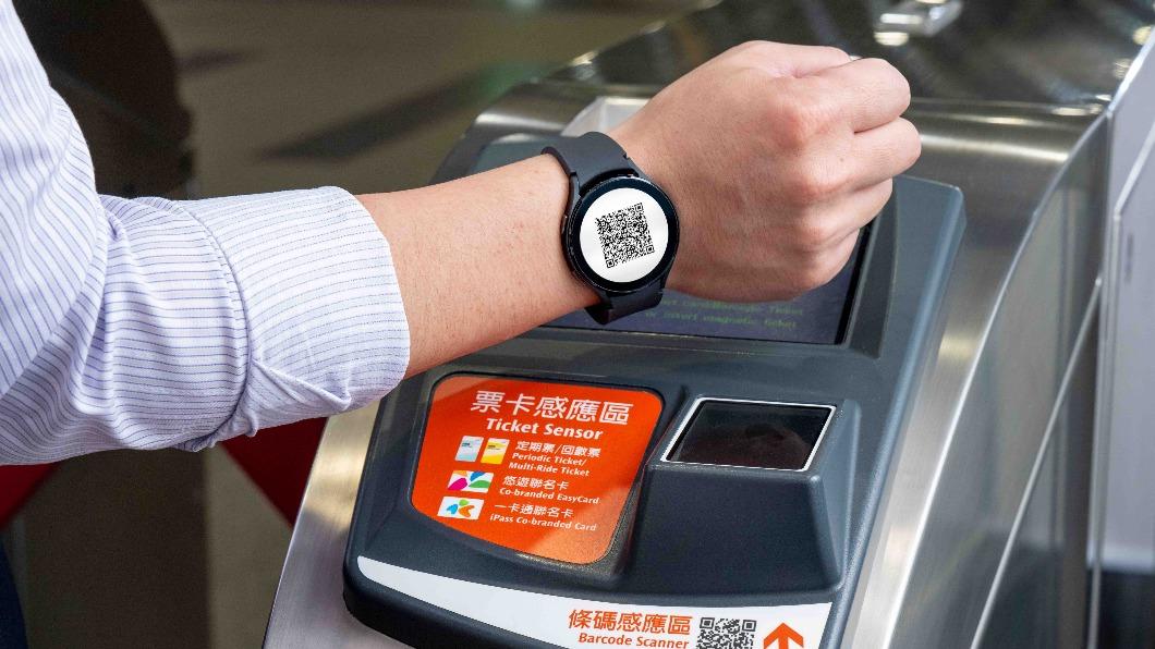 免拿手機!高鐵開放「智慧手錶」嗶進站 設定方式快看