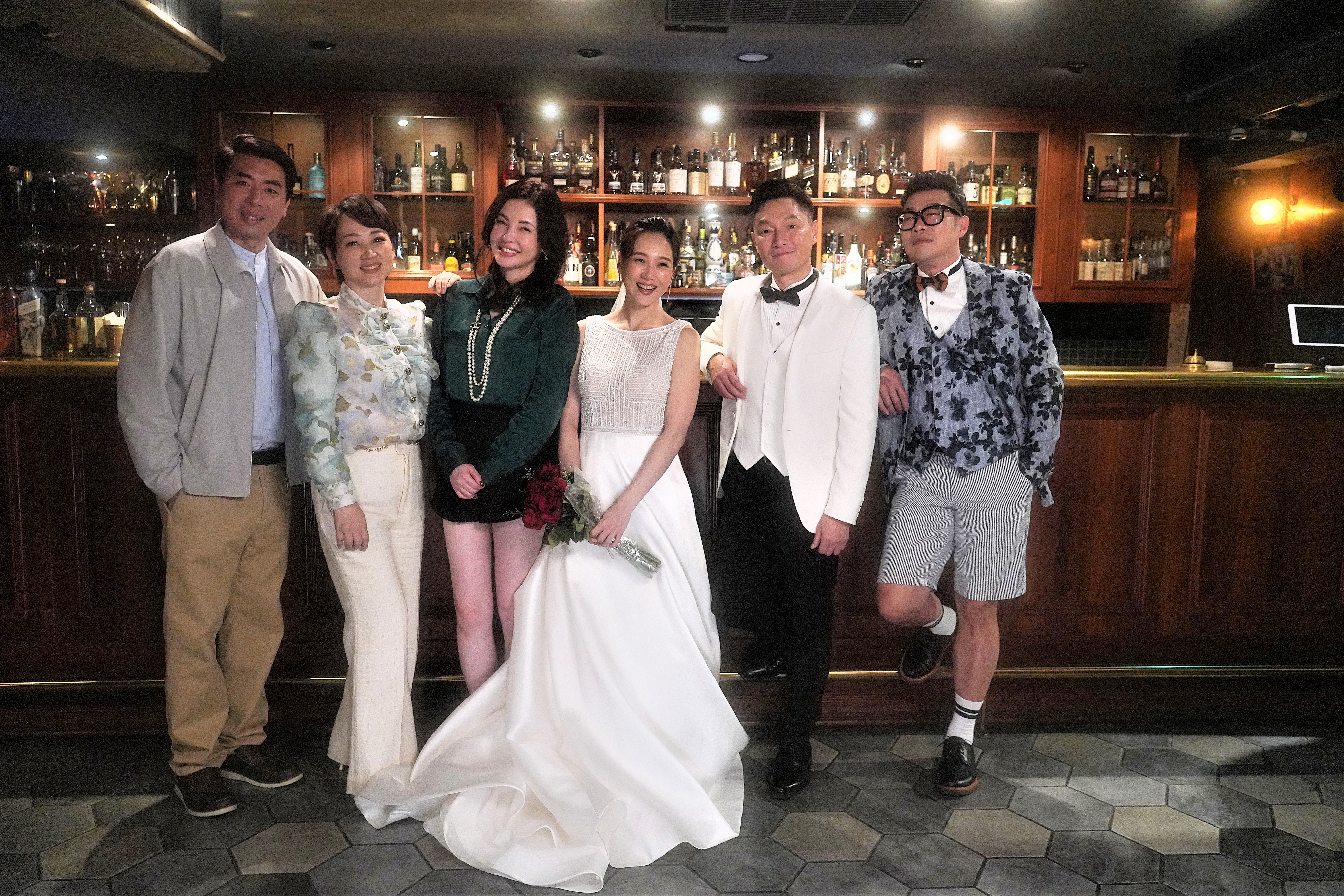 梁赫群（左起）、郁方、何如芸、張本渝、謝祖武、馬力歐在《婚姻結業式2》結局各自奔向幸福。（圖／華視提供）