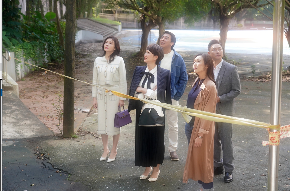 梁赫群、郁方、何如芸、張本渝、謝祖武、馬力歐戲裡因教室拆除，六八年華同學會再次回到學校。（圖／華視提供）