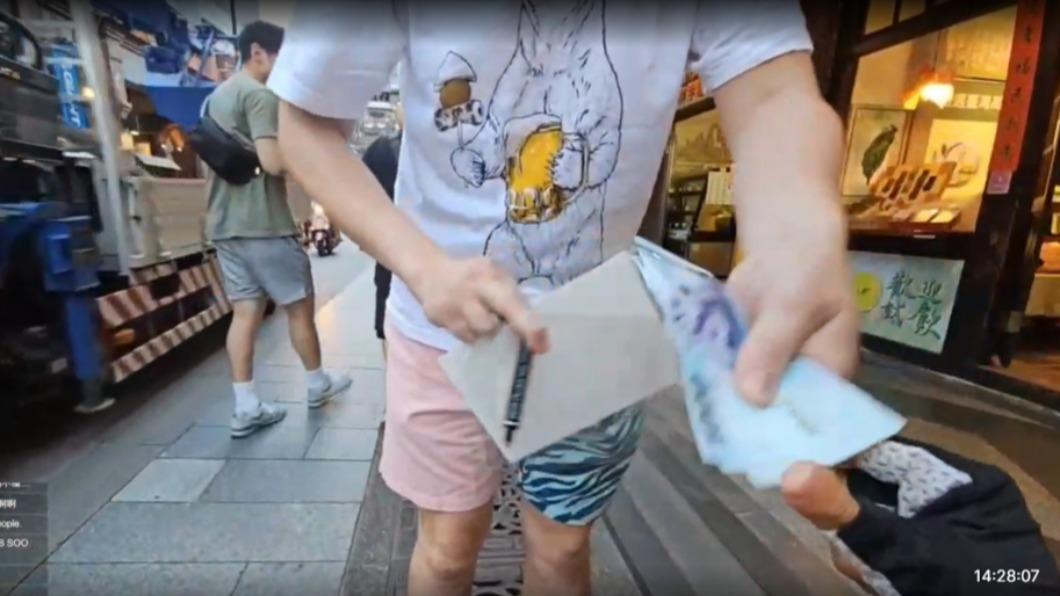 男粉絲掏出3000元現金。(圖/翻攝自企鵝妹Twitch)