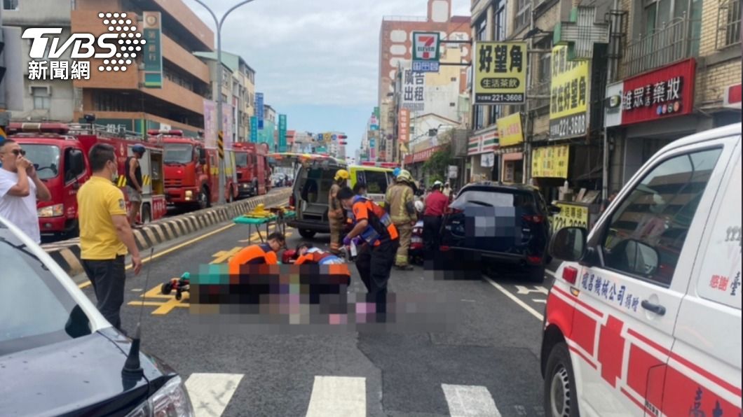 車禍搶救現場。(圖/TVBS)