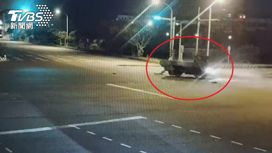 小貨車在撞擊當下重心不穩。(圖/TVBS)