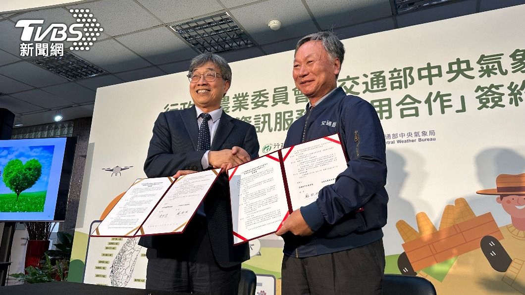 農委會副主委陳駿季(左)、中央氣象局長鄭明典(右)。(圖/呂欣芷攝)