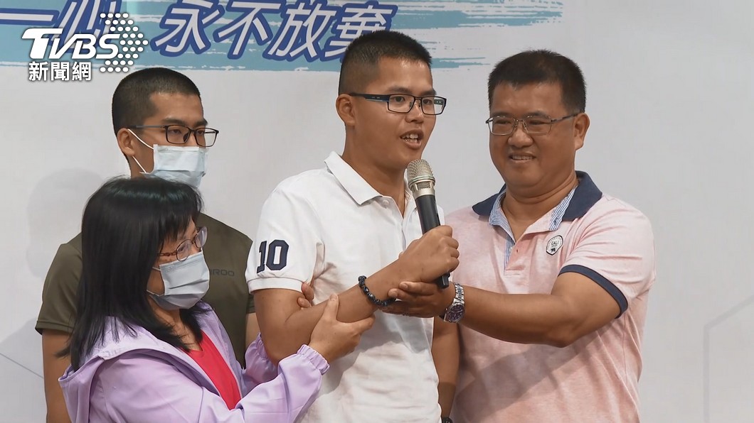 秦良丰靠著鋼鐵般的意志撐過難過。(圖/TVBS)