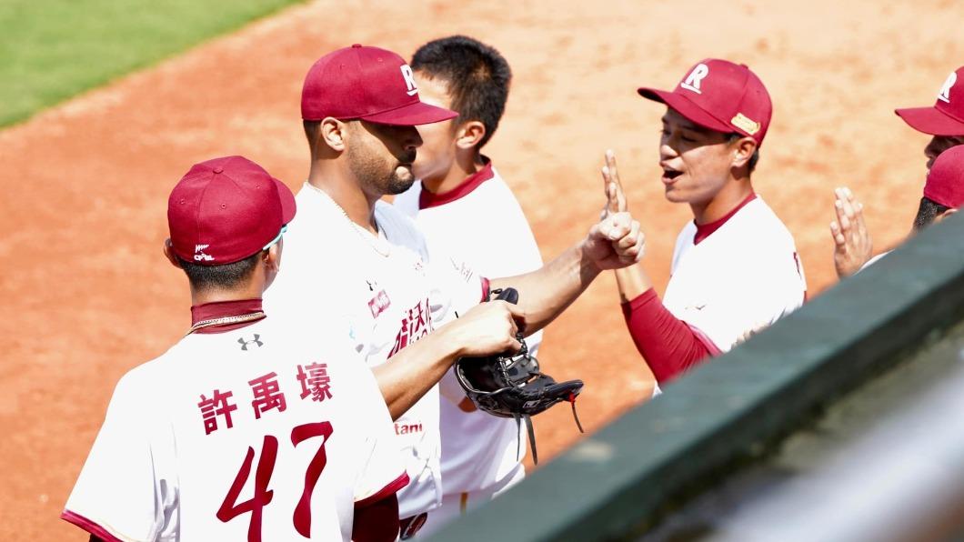 雷法於今年3月向桃猿報到。(圖/翻攝自Rakuten Monkeys臉書)