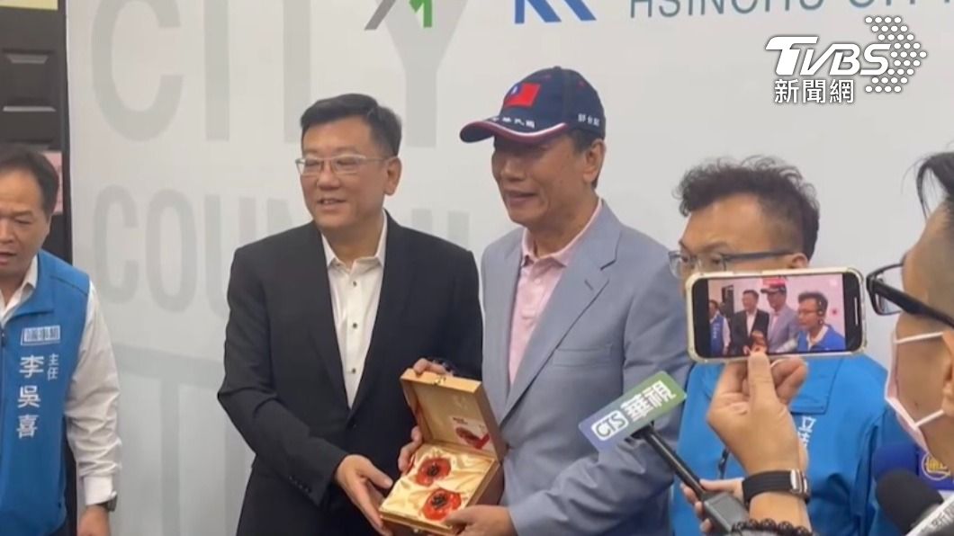 郭台銘與新竹市議長許修睿。(圖/TVBS)