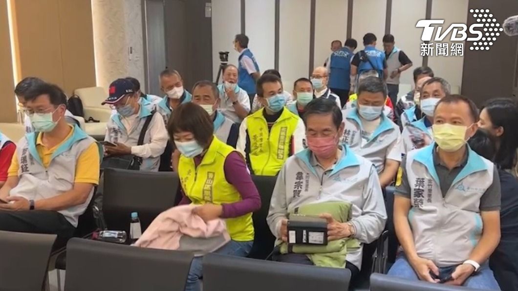 郭台銘諷刺現在警察必須結合民防。(圖/TVBS)