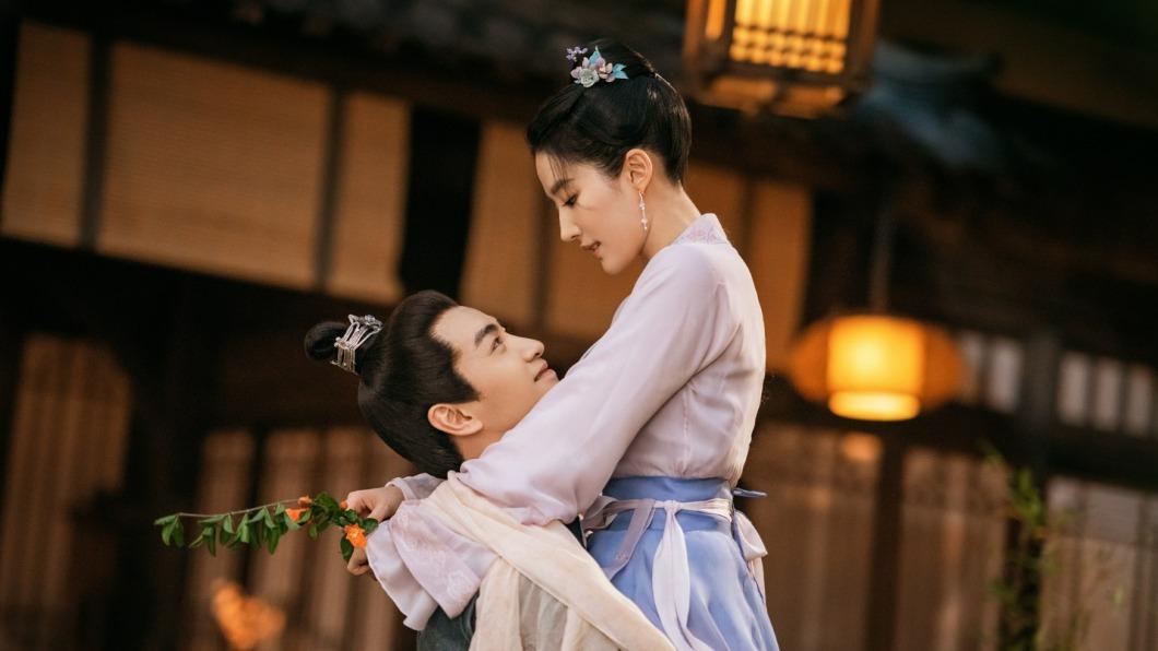 陳妍希別看！陳曉把劉亦菲抱高高　「親密場面」曝光