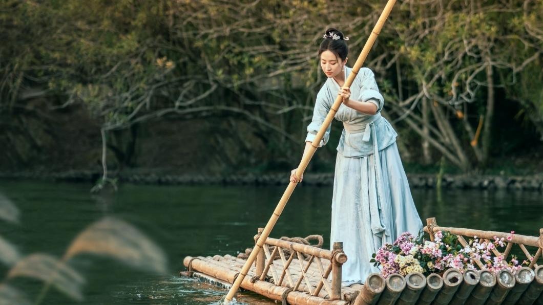 劉亦菲划竹筏拍攝超敬業。(圖/中視提供)